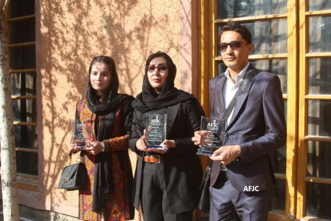 برندگان جایزه خبرنگار سال افغانستان در سال۱۳۹۹: آسیه حمزه‌ای؛ فخریه رادفر و لیاقت لایق 